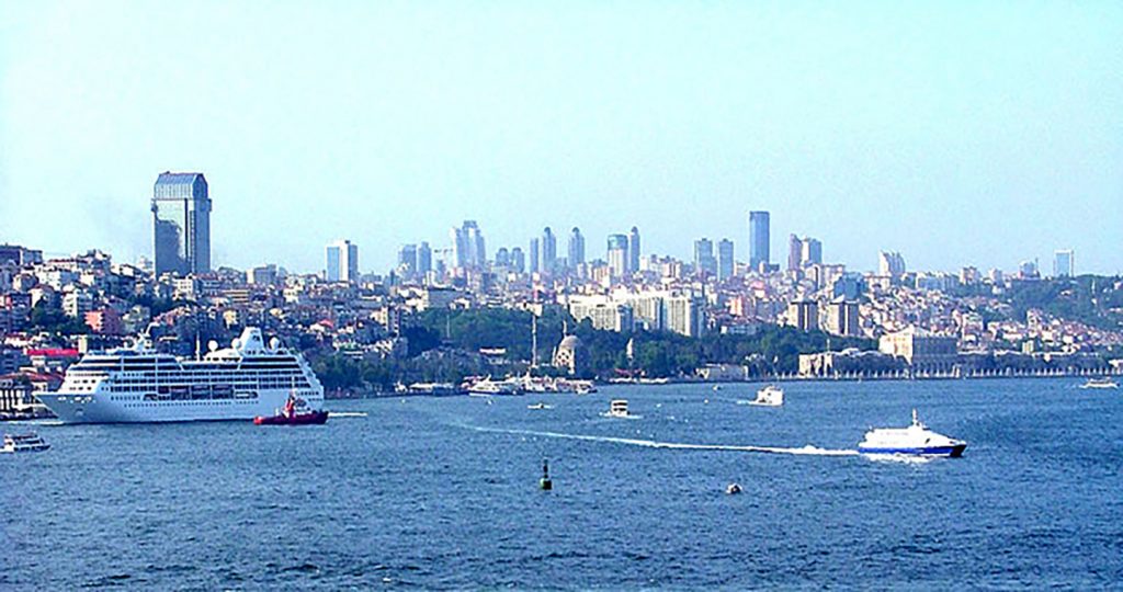 cruise_ship_and_seabus_in_istanbul
