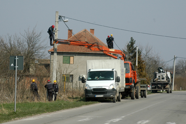 Saobraćajna nezgoda u Barandi:  OBOREN ELEKTRIČNI STUB, NEMA POVREĐENIH