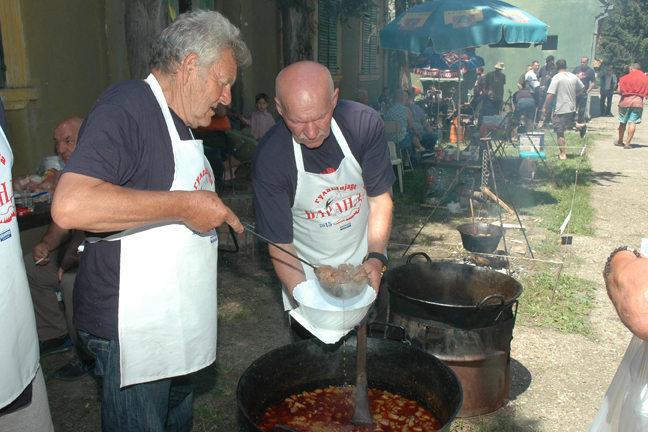 Gulašijada Baranda 2015:  NAJBOLJI GULAŠ SKUVALA DOMAĆA EKIPA „ČUPKO“