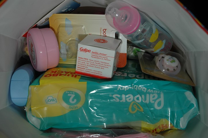 Paketi za bebe:  TRI DEVOJČICE I DVA DEČAKA