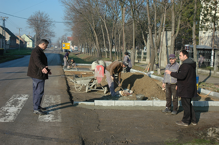 Izgradnja parkinga ispred opovačkih crkvi:  REGULISANJE PARKIRANJA I NEPROPISNE VOŽNJE KROZ PARK