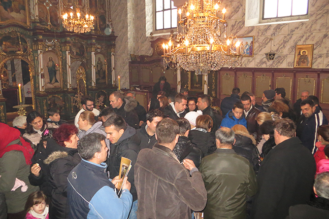 Božićna liturgija:  TRI SREBRNJAKA U SEFKERINSKOJ ČESNICI