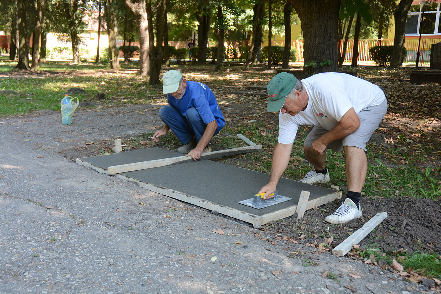 Betoniranje podesta za klupe:  USKORO DESET NOVIH KLUPA ZA OPOVAČKI PARK I CENTAR