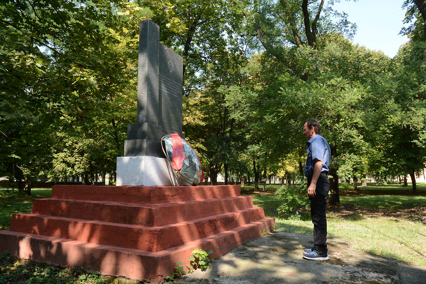 Dan Sakula:  POLOŽEN VENAC NA SPOMENIK PALIM BORCIMA