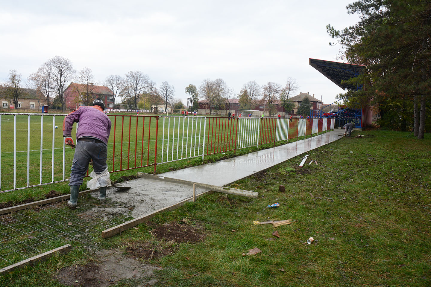 Stadion Sveti Nikola u Sakulama:  BETONIRANJE STAZE UZ OGRADU IGRALIŠTA