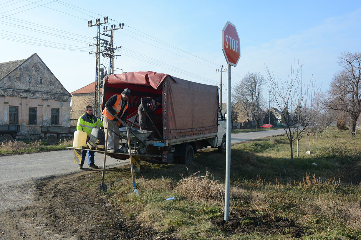 Vertikalna saobraćajna signalizacija:  POSTAVLJA SE PREKO 120 SAOBRAĆAJNIH ZNAKOVA NA LOKALNOM PUTU