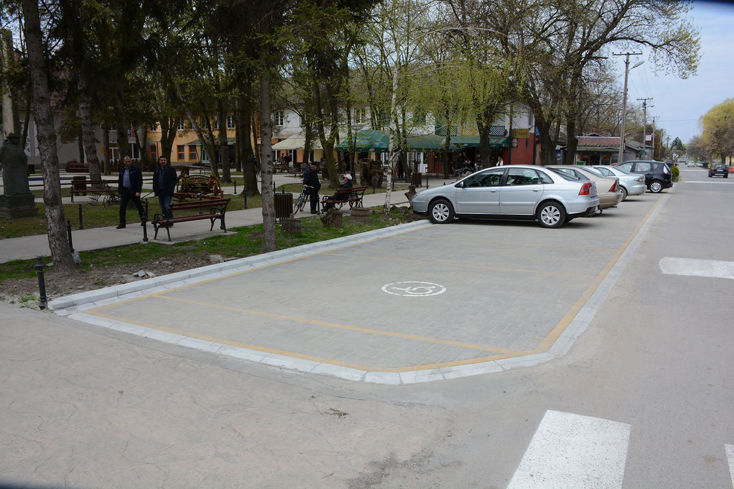Novi parking u centru Opova:  ŠESNAEST PARKING MESTA SA PODLOGOM OD BEHATON PLOČA