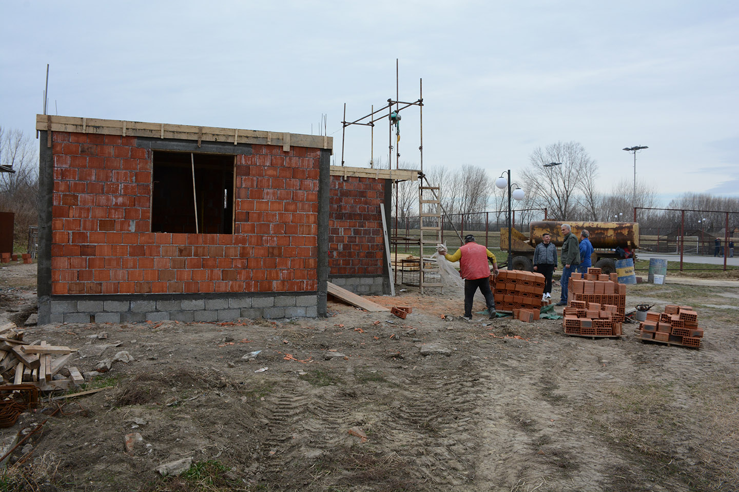 Svlačionice i toaleti SRC Opovo:  IZLIVENA PLOČA NA OBJEKTU