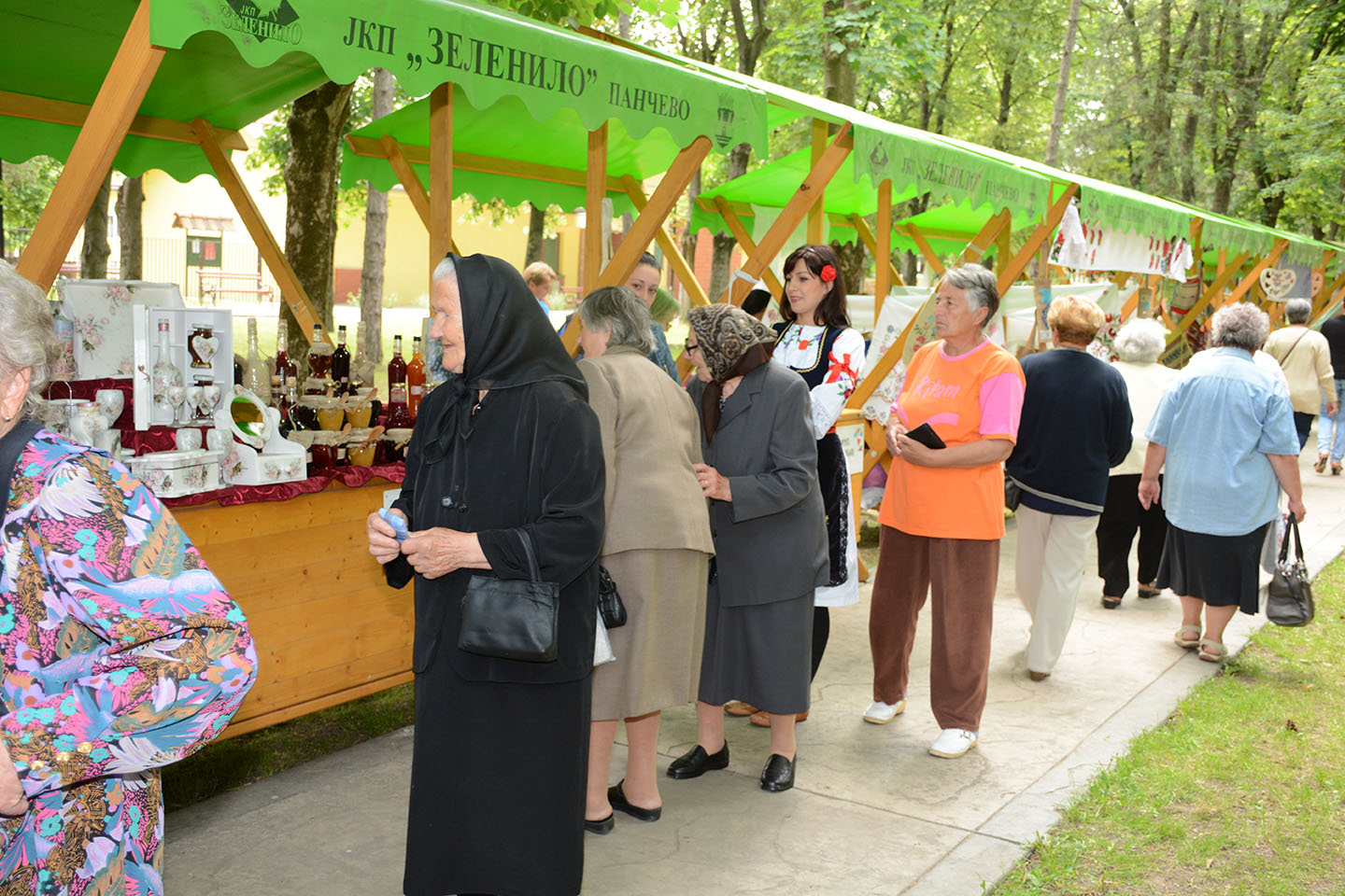 Etno bazar:  RUKOTVORINE I ĐAKONIJE U OPOVAČKOM PARKU (VIDEO)