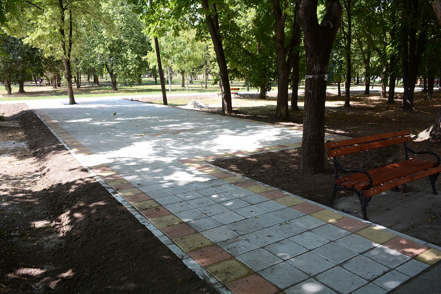 Novi prostor u parku i školi:  ZAVRŠENA PODLOGA ZA LETNJU UČIONICU