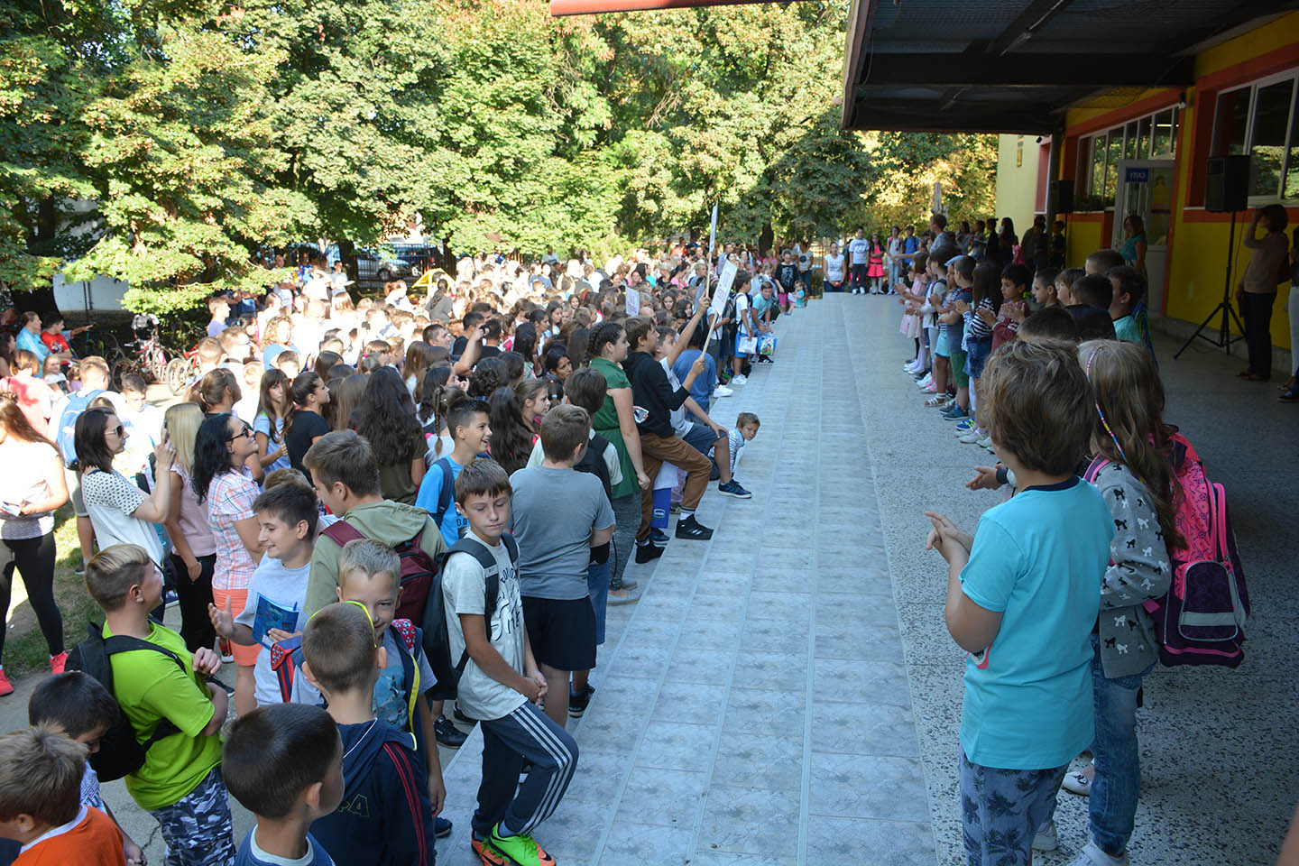 Prvi dan škole:  DOBRODOŠLICA ZA ĐAKE PRVAKE