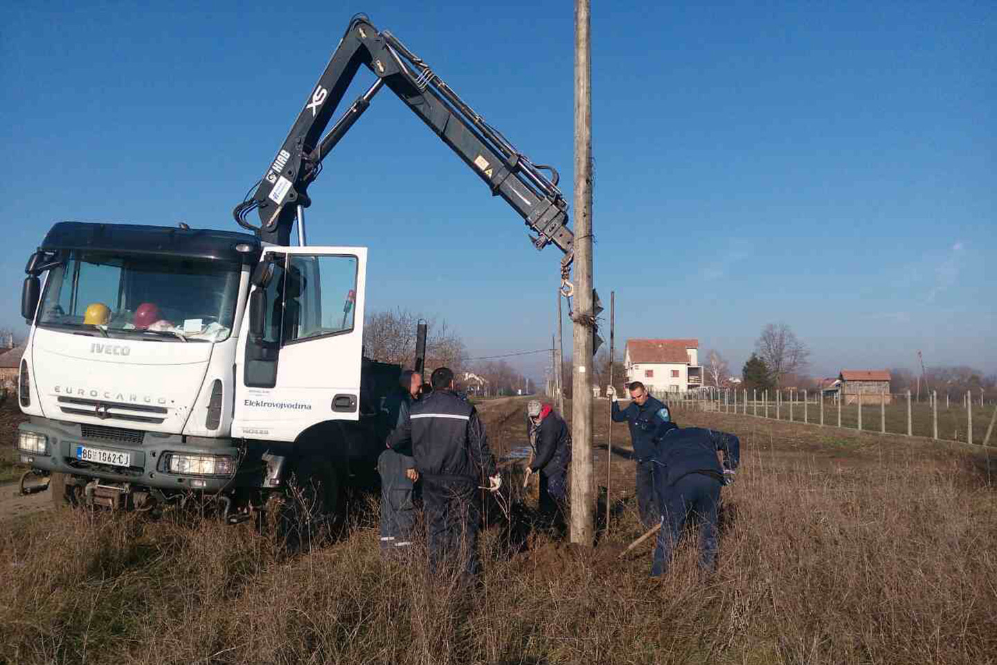 Radovi na uređenju Barande:  POSTAVLJA SE RASVETA DO GROBLJA (VIDEO)