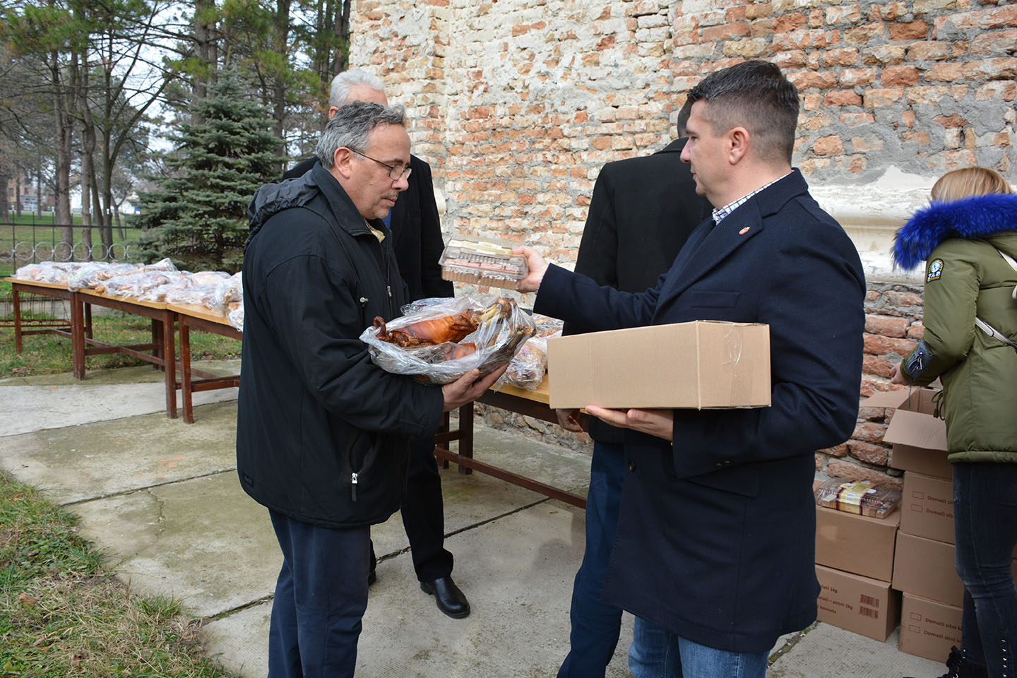 Božićna pečenica u Opovu:  HUMANITARNA AKCIJA ZA SOCIJALNO UGROŽENE PORODICE (VIDEO)