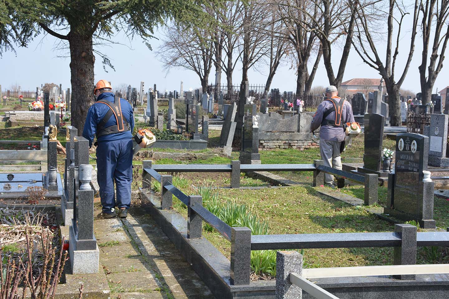 Služba zelenila i održavanja:  UREĐENJE KATOLIČKOG GROBLJA U OPOVU