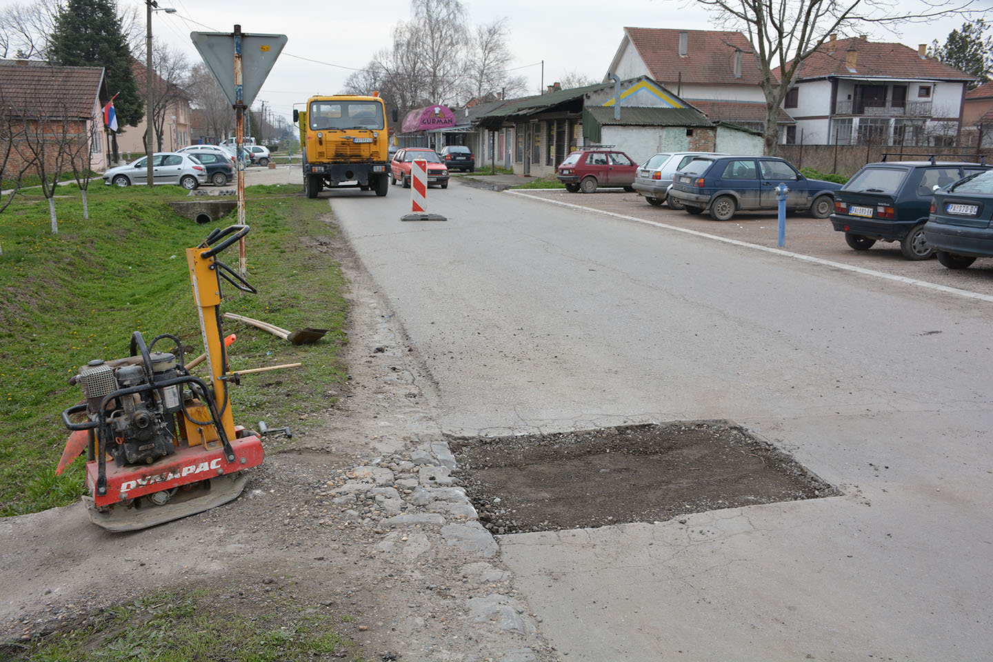 Održavanje lokalnih saobraćajnica:  KRPLJENJE UDARNIH RUPA