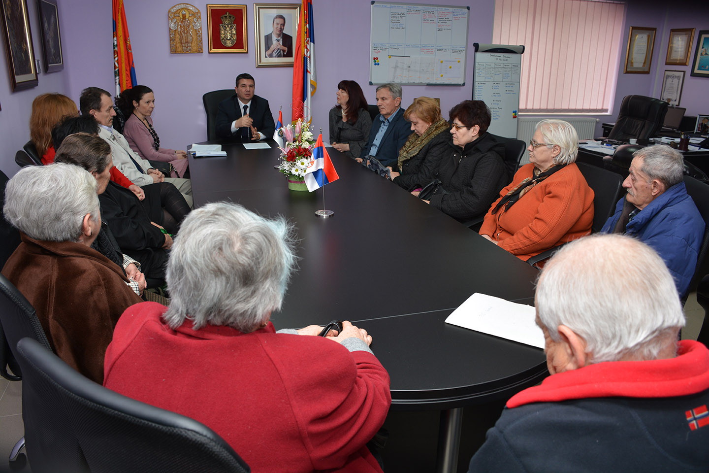 Prijem za penzionere u kabinetu predsednika opštine:  U OPOVU URUČENO PRVIH DESET PENZIONERSKIH KARTICA (VIDEO)