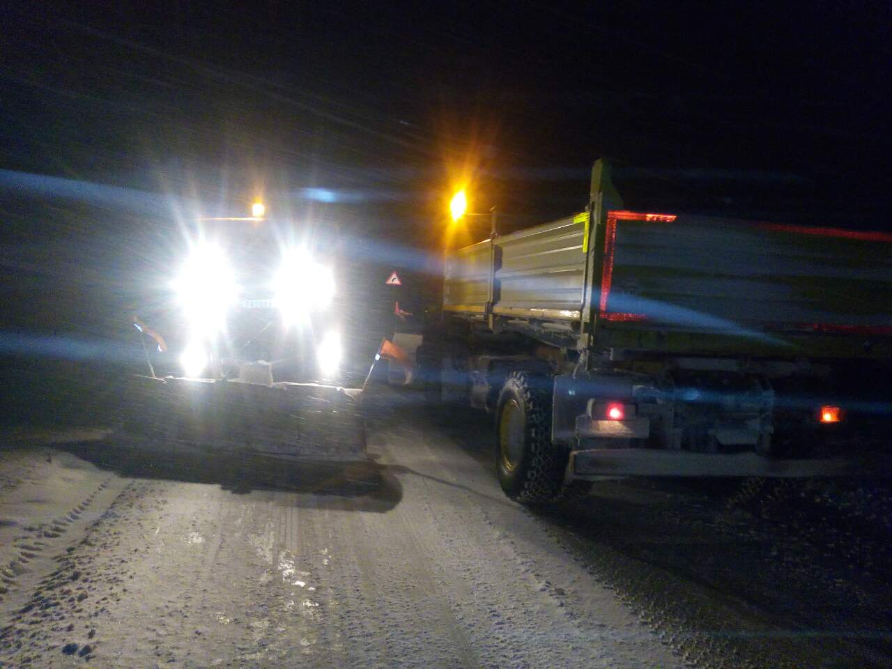 Snežna vejavica pod kontrolom:  SVI PUTEVI PROHODNI, OPOVAČKI KOMUNALCI NA TERENU (VIDEO)