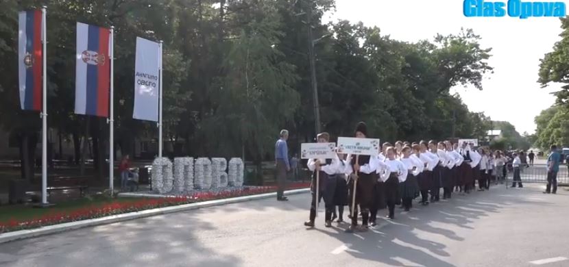 Đurđevak u šetnji: SMOTRA FOLKLORNIH ANSAMBALA ULICAMA OPOVA (VIDEO)