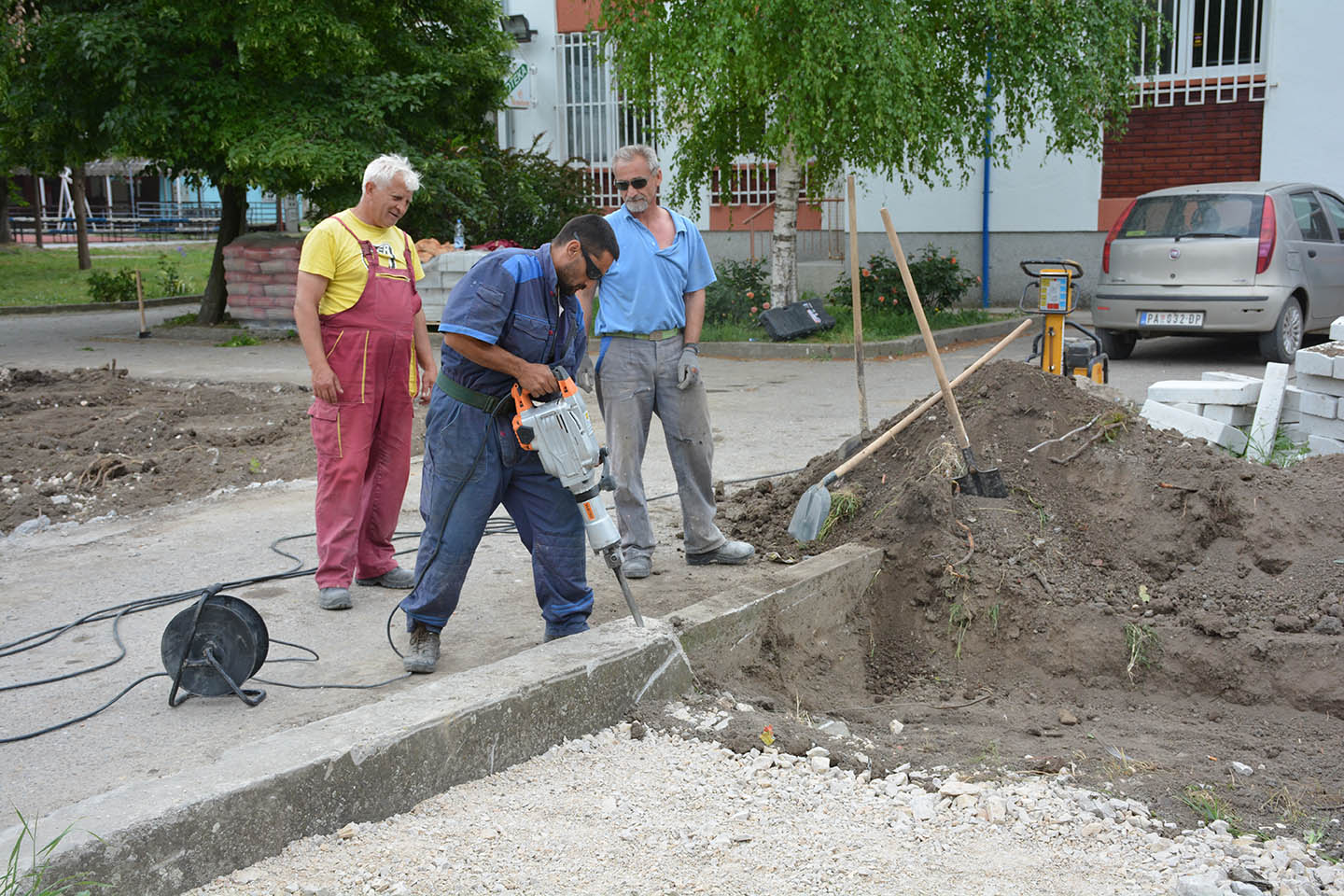 Popločavanje parkinga i uređenje platoa:  RADNA SUBOTA NA GRADILIŠTIMA