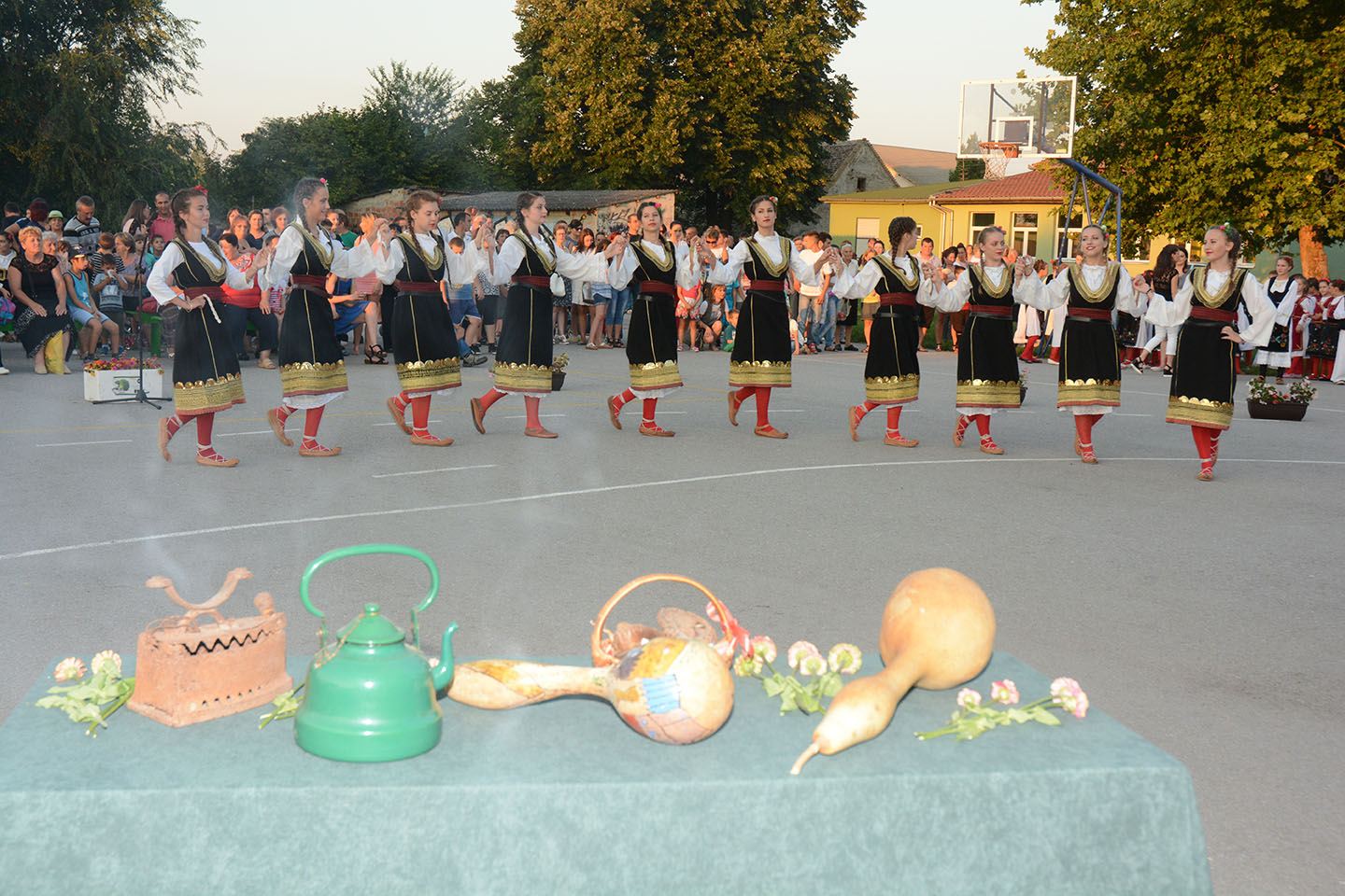 Seoska zavetina u Sefkerinu:  FOLKLOR, IZLOŽBA, VAŠAR I FUDBAL ZA MANDALINU