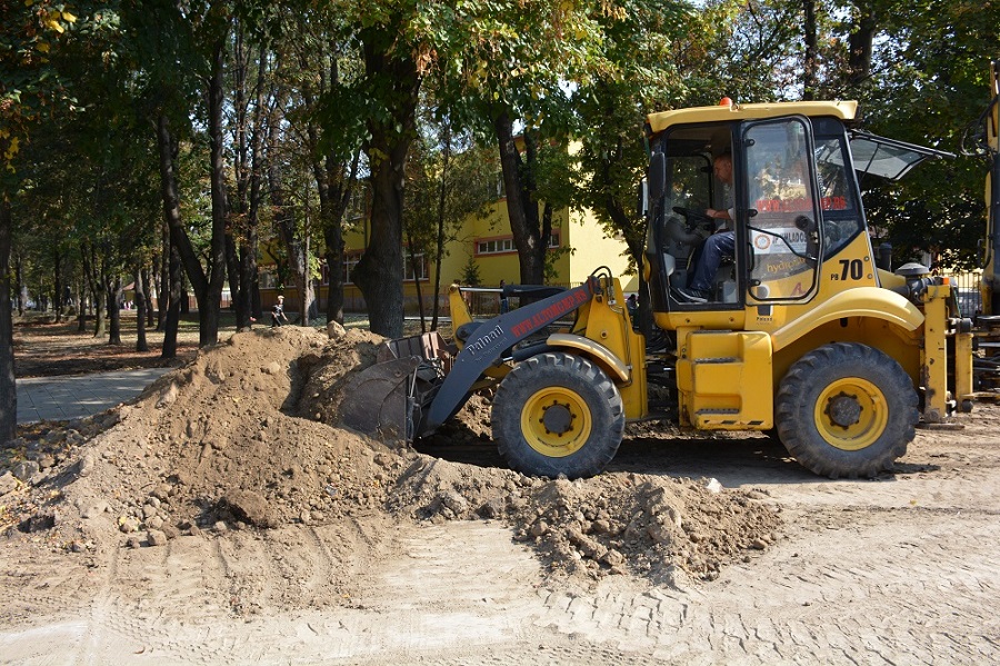 Uređenje opovačkog parka:  PLANIRANJE I RAVNANJE ZEMLJIŠTA