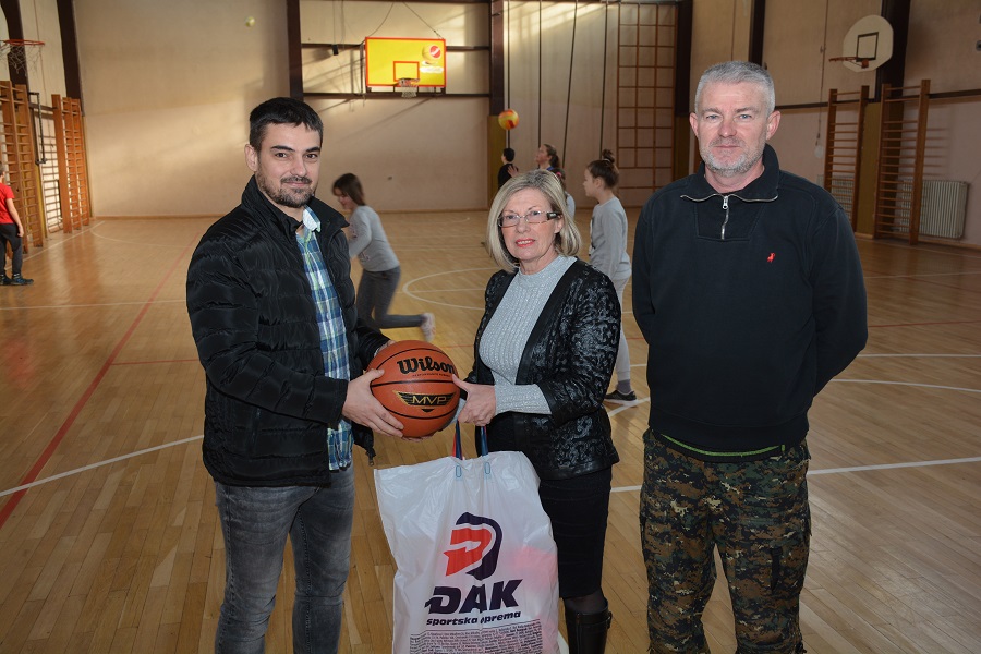 Sportski savez opštine Opovo:  POKLON LOPTE ZA ŠKOLU I KANCELARIJU ZA MLADE