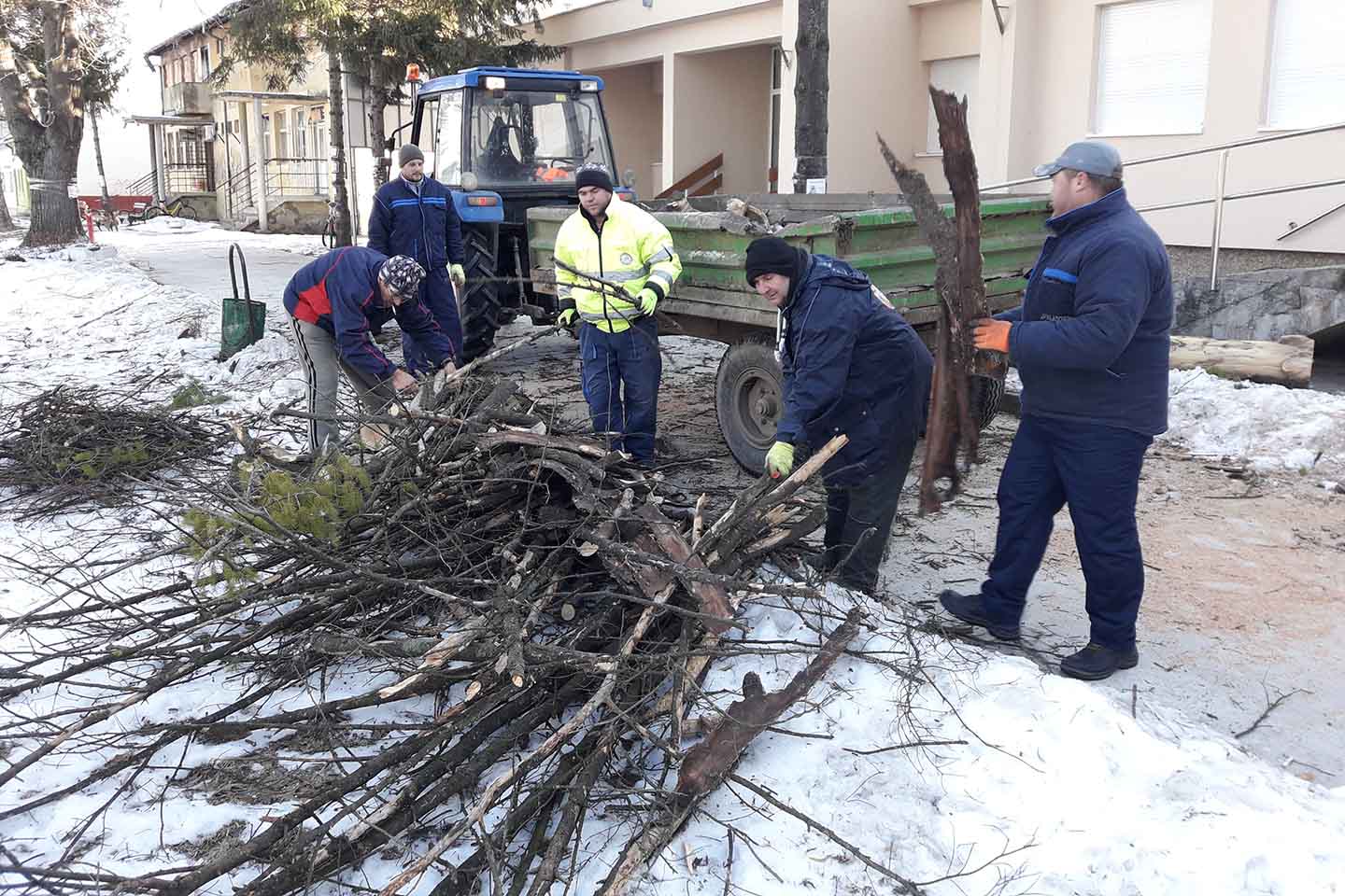 Mesna zajednica Sefkerin: SEČA SUVIH STABALA I GRANJA, UREĐENJE RASKRSNICE