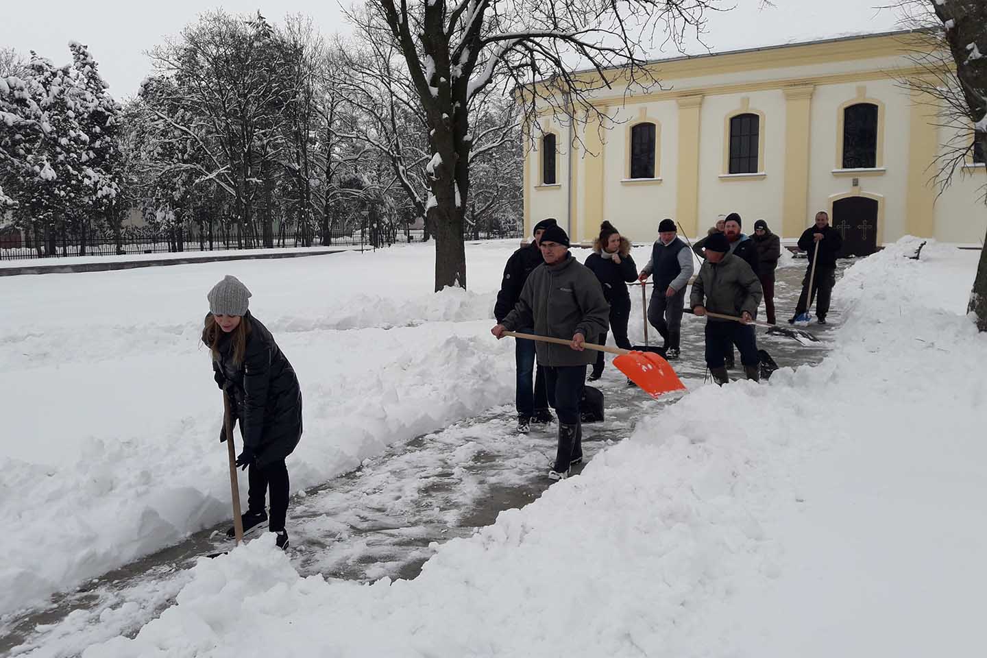 Mesna zajednica Sefkerin: RADNA AKCIJA NA ČIŠĆENJU SNEGA