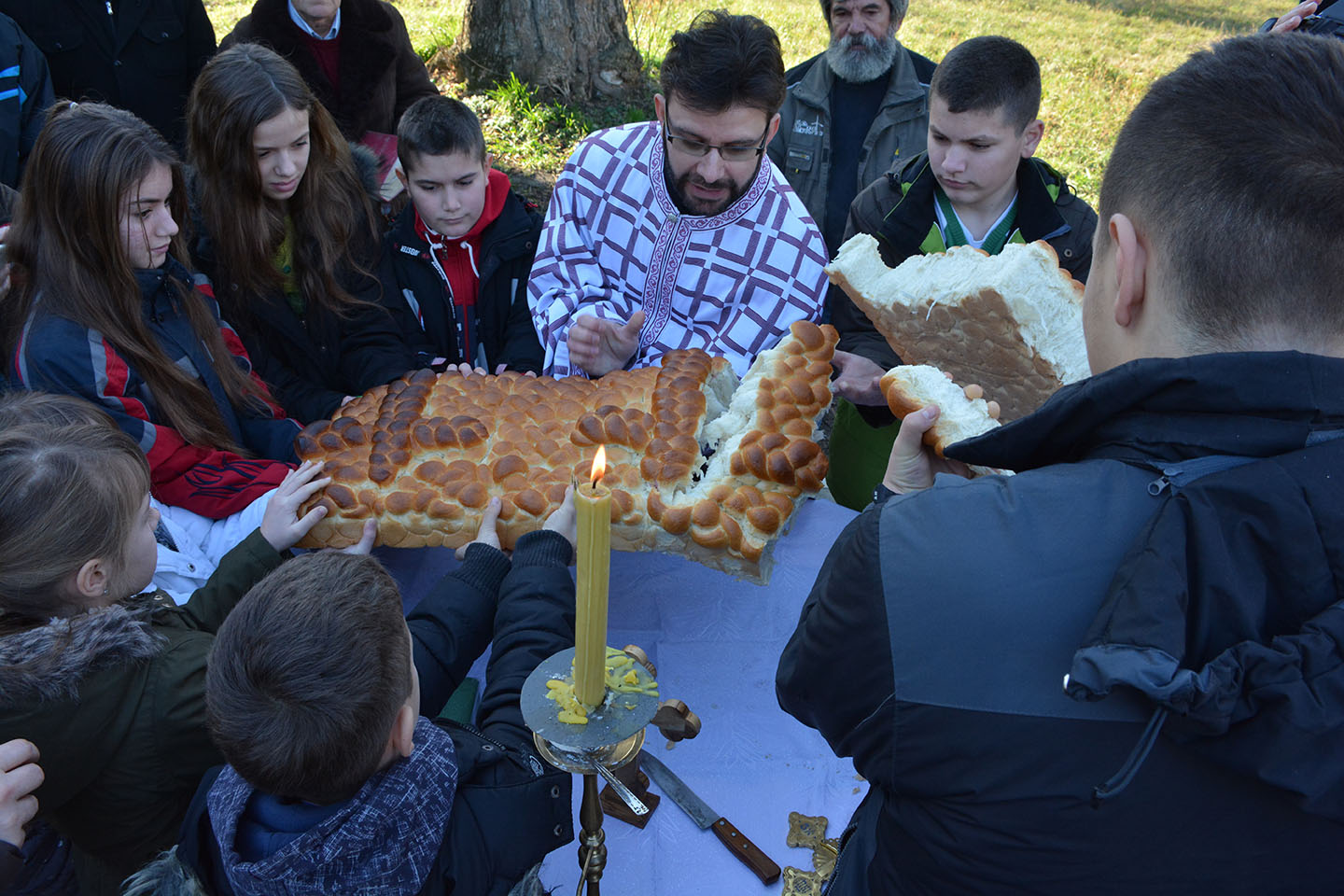 Srpska pravoslavna parohija u Sefkerinu: TRADICIONALNO LOMLJENJE ČESNICE NAKON BOŽIĆNE LITURGIJE