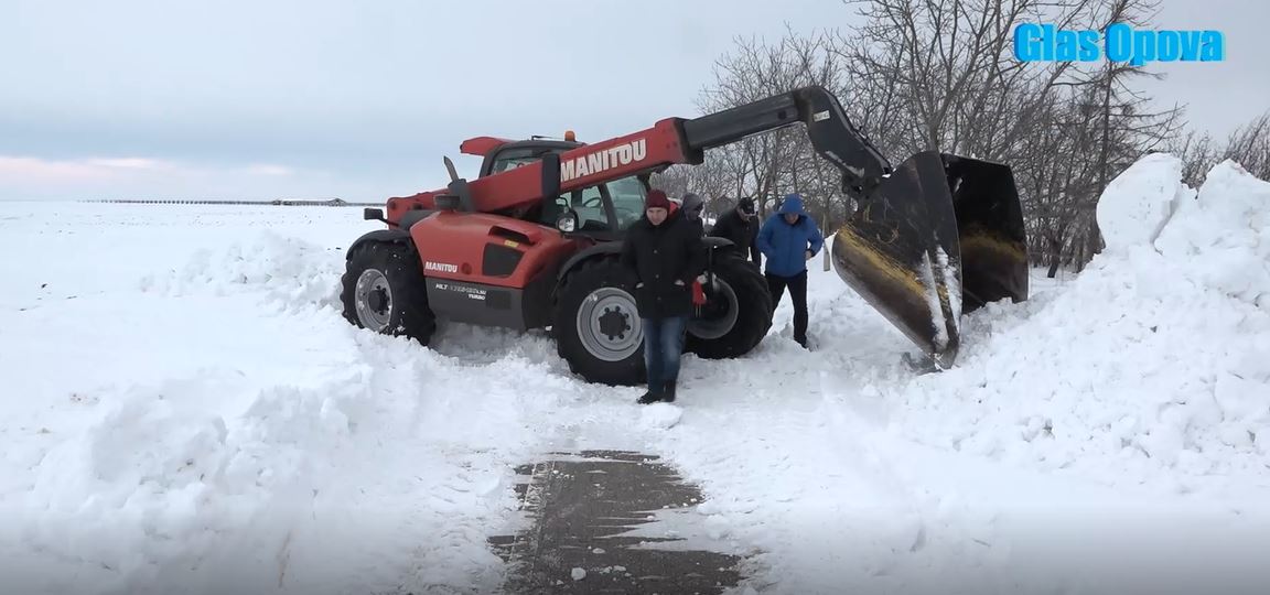 Probijen putni pravac Sakule – idvorska raskrsnica: SVA RASPOLOŽIVA MEHANIZACIJA NA TERENU, KRITIČNO IZMEĐU BARANDE I SAKULA (VIDEO)