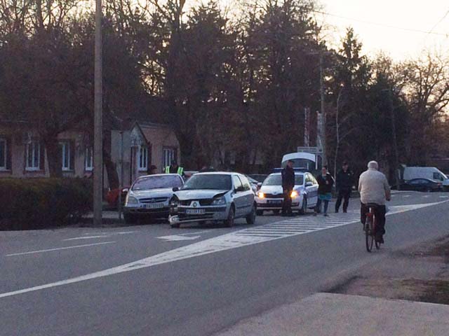 Saobraćajna nezgoda u centru Opova: SUDAR CITROENA I RENOA