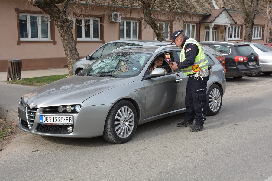 Policijska stanica Opovo: SAOBRAĆAJNA KONTROLA SA CVETOM U RUCI