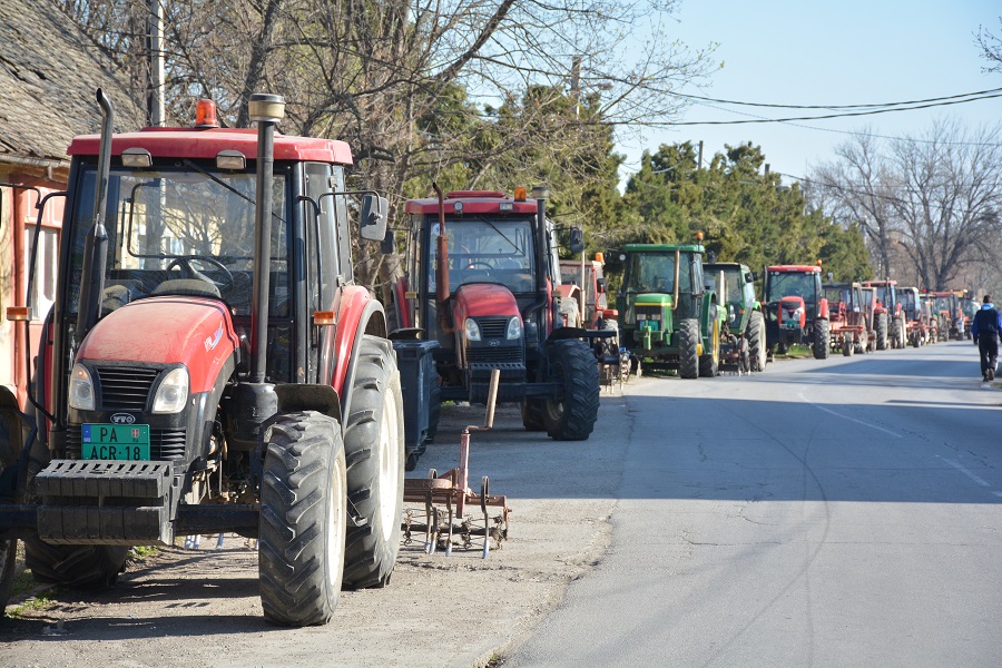 U jeku poljoprivrednih radova u saobraćaju više traktora