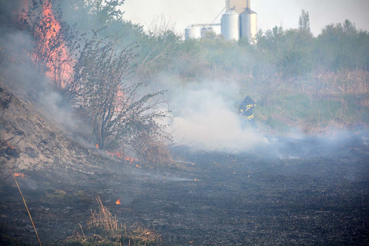 Požar kod 3. novog naselja: VETAR NOSIO PLAMEN NA BAŠTE I DVORIŠTA