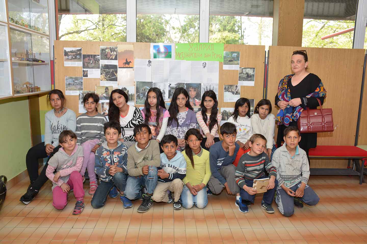 Mala izložba u holu opovačke škole: UČENICI PRIPREMILI PANO O ŽIVOTU ROMA