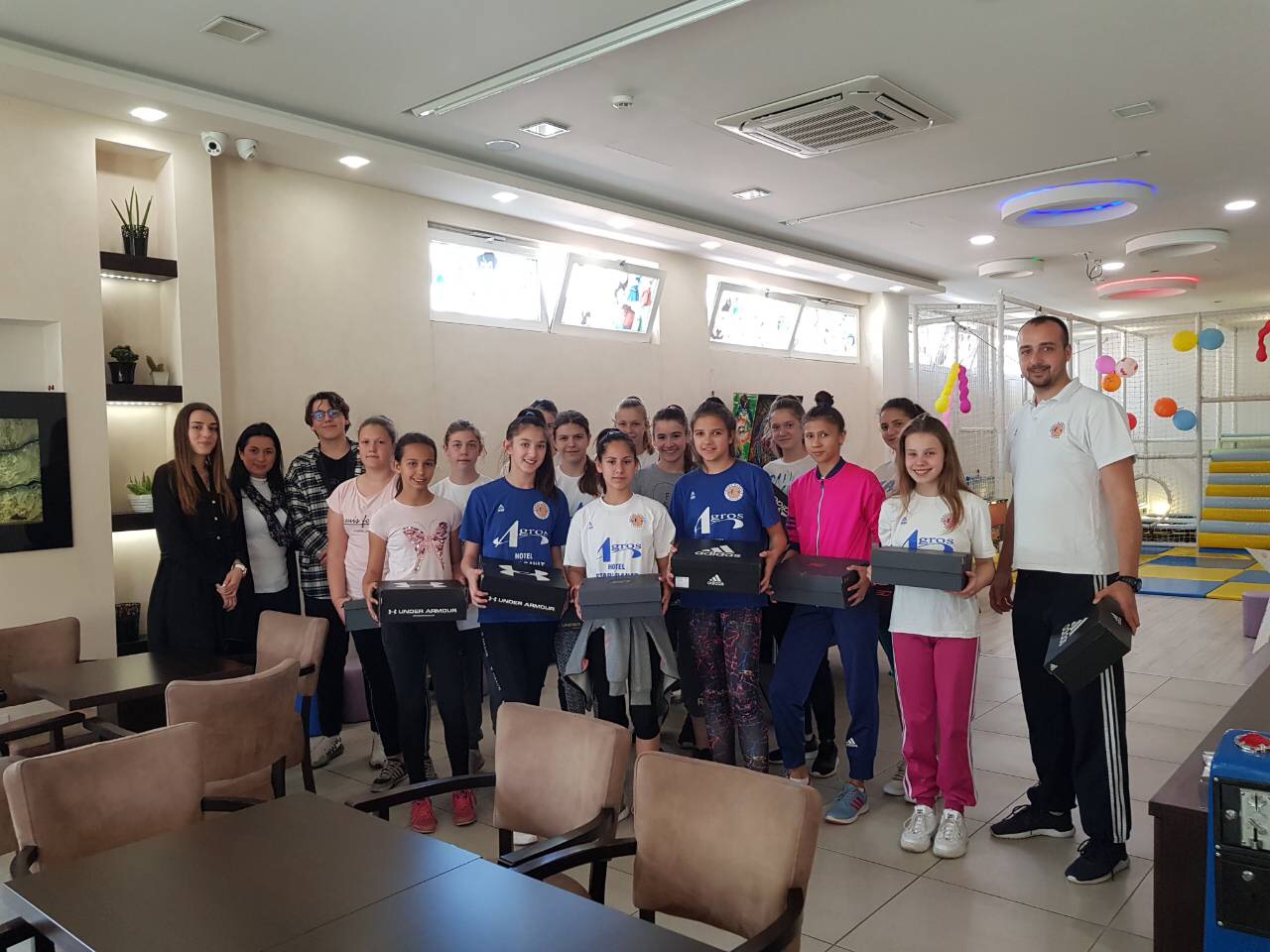 Podrška sportu: AGROS MLADIM KOŠARKAŠICAMA POKLONIO PATIKE