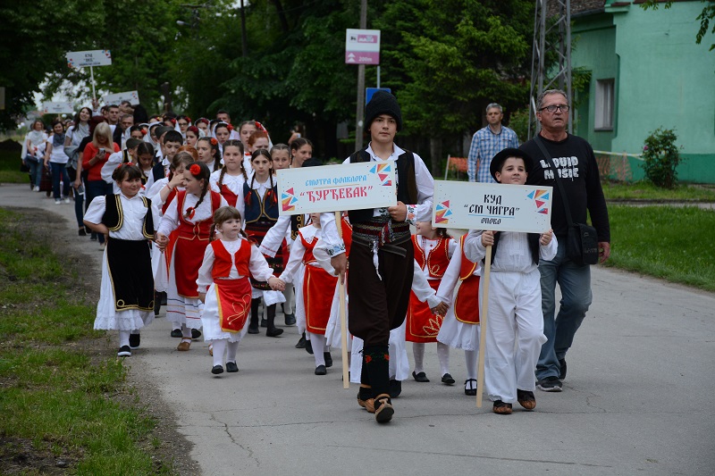 Dečiji folklorni festival Đurđevak: ĐURĐEVAK CVETA I UZ KIŠU (VIDEO)