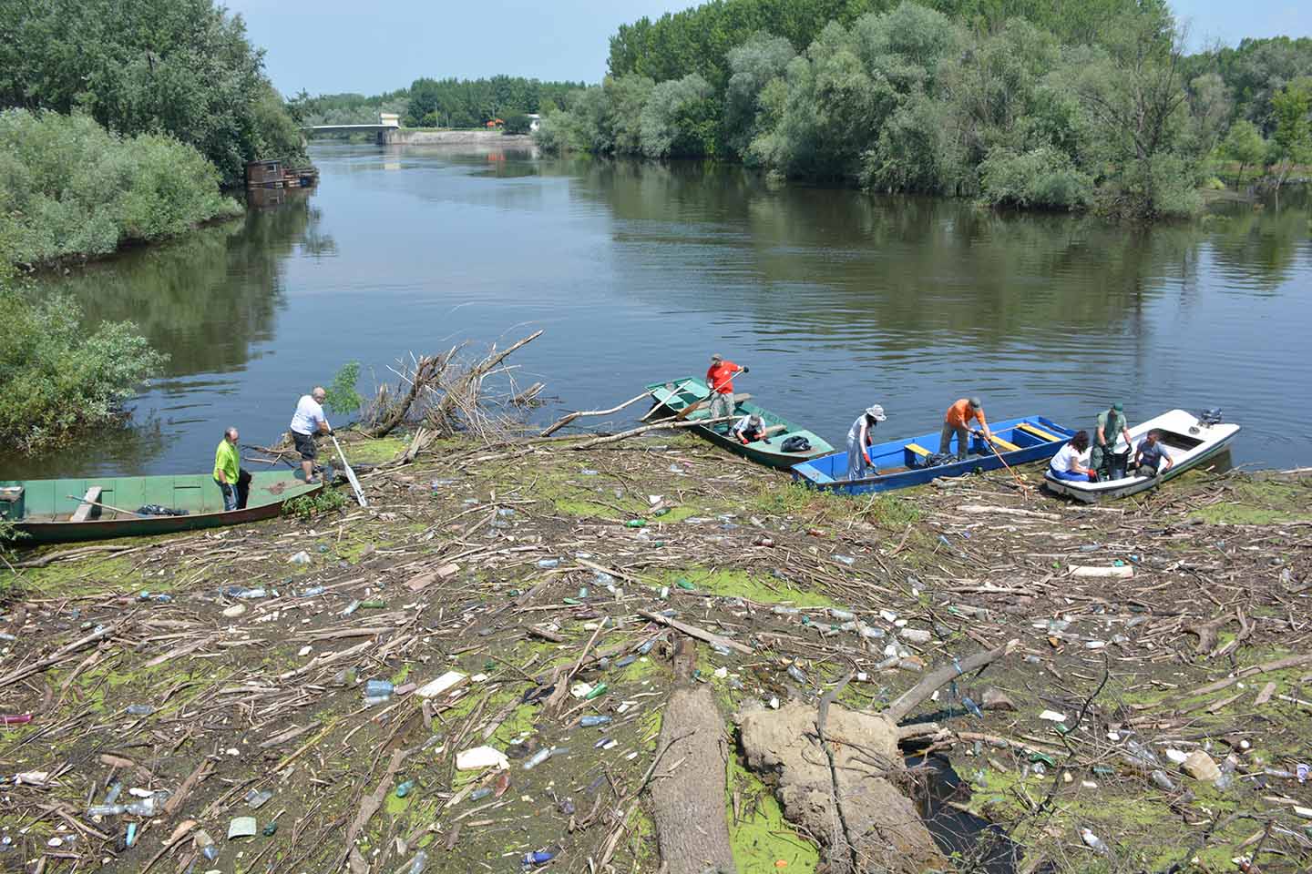 Akcija čiščenja ispod opovačkog mosta: SAKUPLJANA PLASTIČNA AMBALAŽA I KOMUNALNI OTPAD (VIDEO)