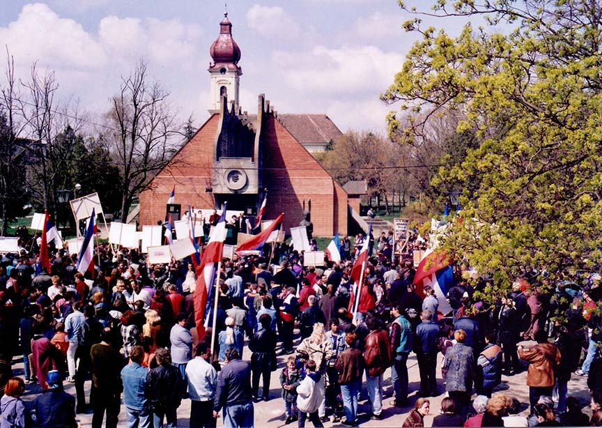 Foto vremeplov: KAKO SU OPOVČANI ORGANIZOVALI TARGET MITING U VREME NATO BOMBARDOVANJA