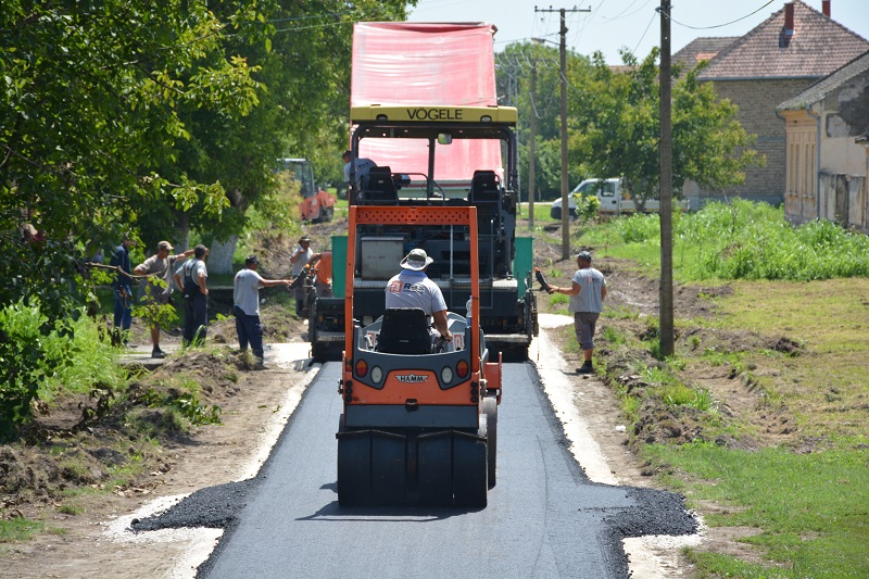 Projekat asfaltiranja ulica u Sefkerinu: RADOVI STARTOVALI U ULICI ŽARKA ZRENJANINA (VIDEO)