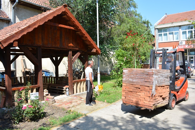 Letnja učionica u Barandi: MAJSTOR MILOJKO GRADI, STR „STOVARIŠTE“ IZ OPOVA DONIRALO CIGLU