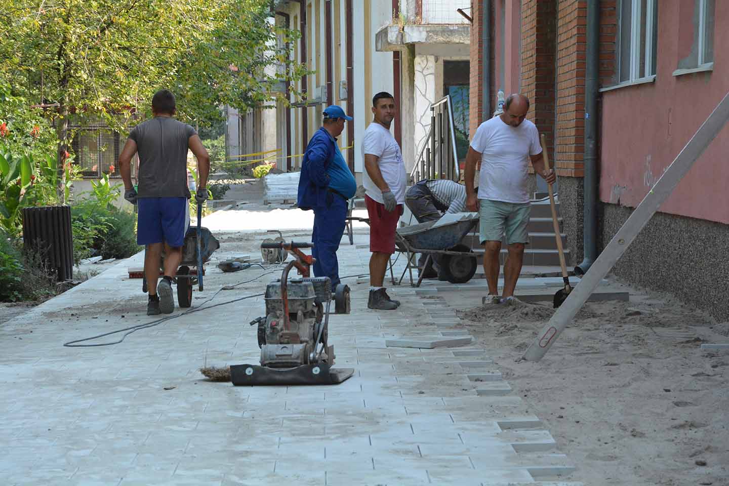 Infrastrukturni radovi u Sakulama: POPLOČAVANJE STAZE U PARKU BEHATON PLOČAMA (VIDEO)