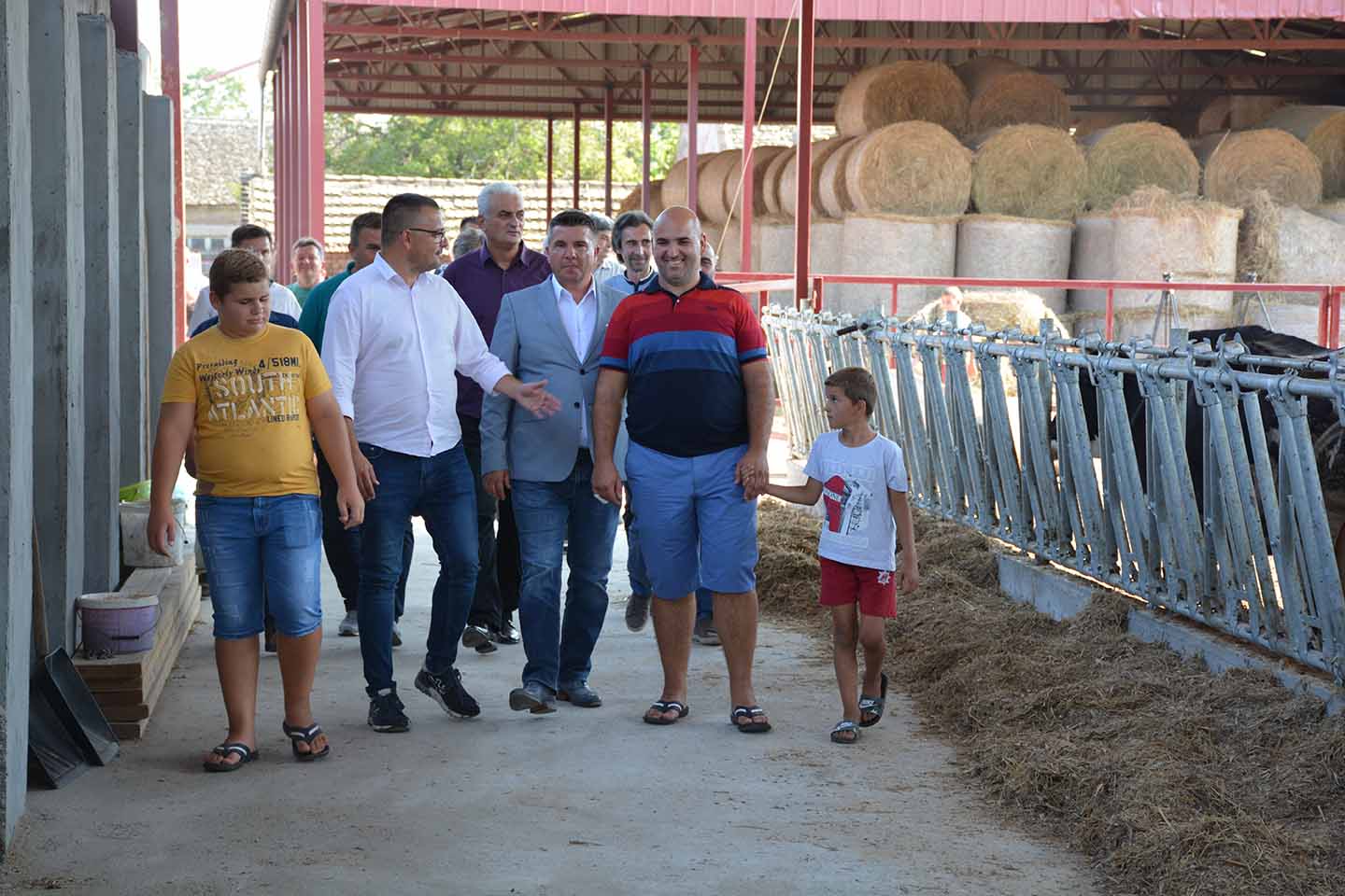 Ministar poljoprivrede posetio Sakule: OBILAZAK FARME I RAZGOVOR SA SAKULSKIM POLJOPRIVREDNICIMA  (VIDEO)