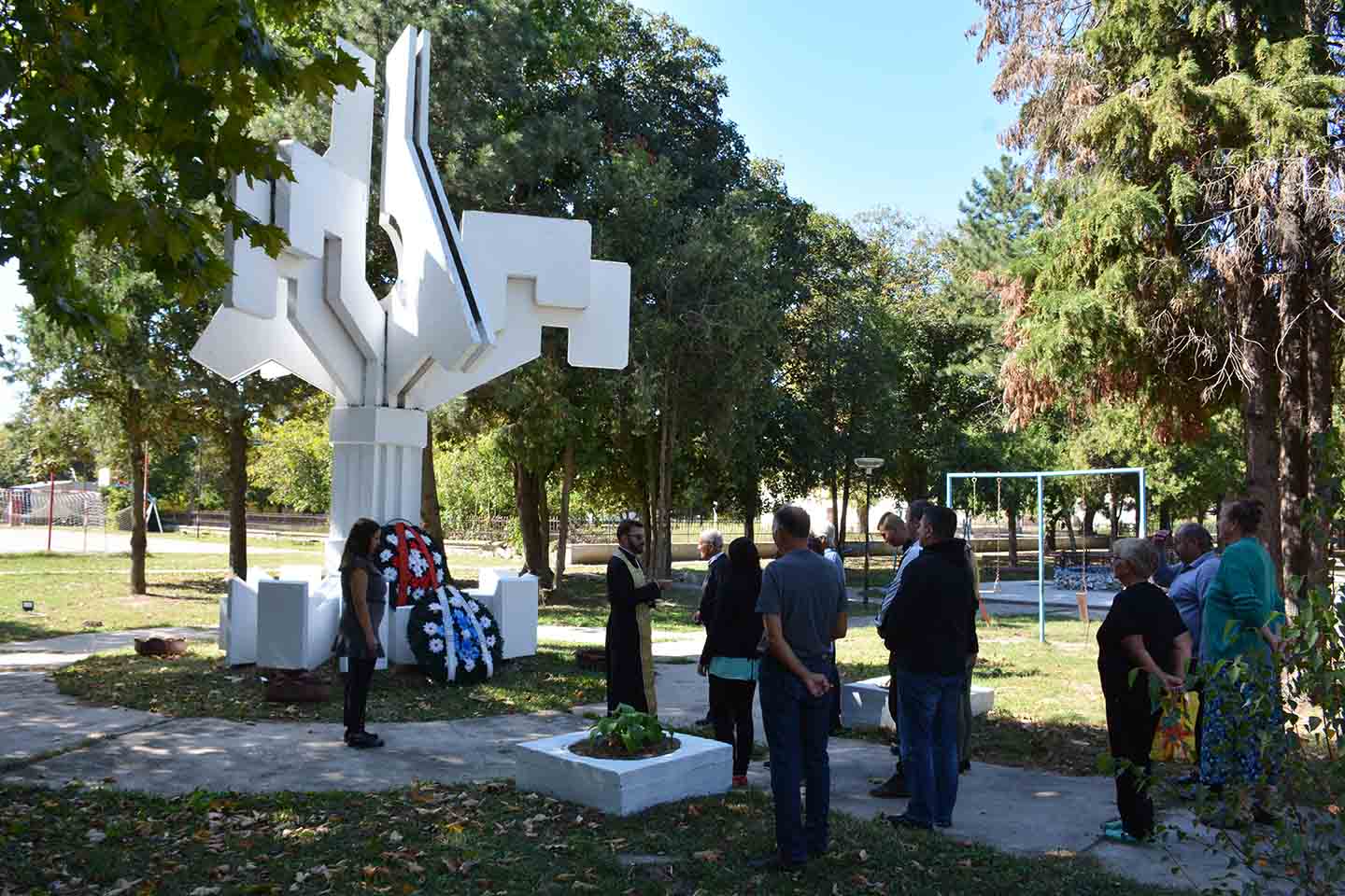 Mesna zajednica Sefkerin: POLAGANJE VENACA I ODAVANJE POŠTE PALIM RODOLJUBIMA (VIDEO)