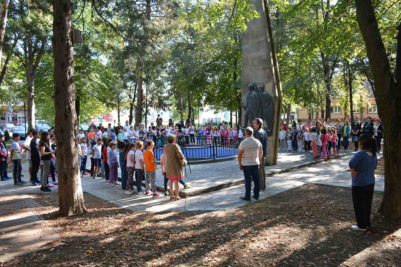 Dan Opova, 2. oktobar: POLAGANJE VENACA NA SPOMENIK PALIM RODOLJUBIMA ZA SLOBODU (VIDEO)