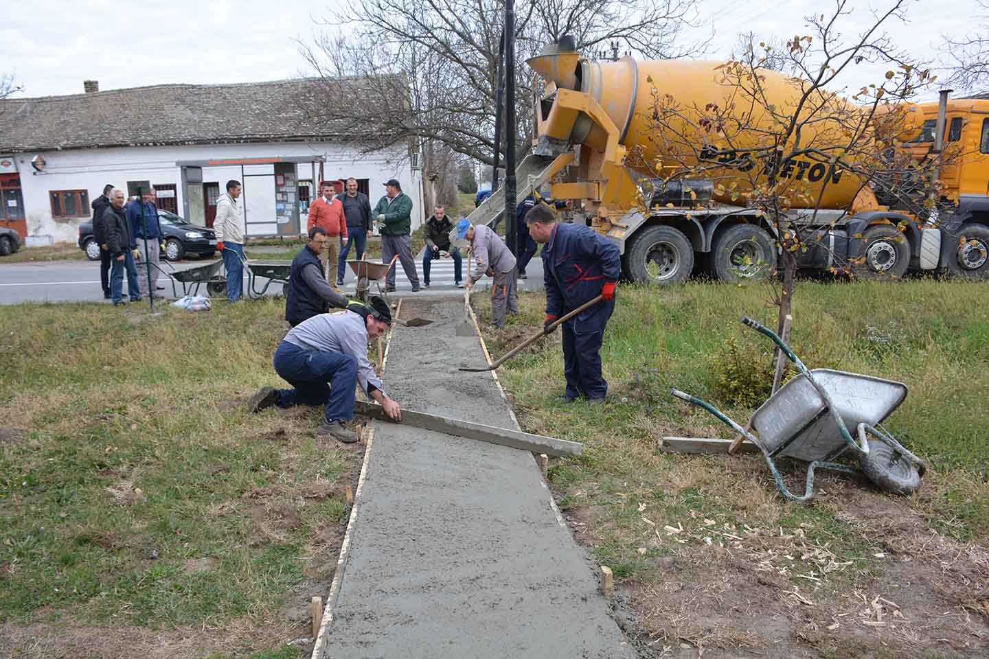 Infrastrukturno uređenje Sefkerina: BETONIRANJE PEŠAČKIH STAZA I TROTOARA (VIDEO)