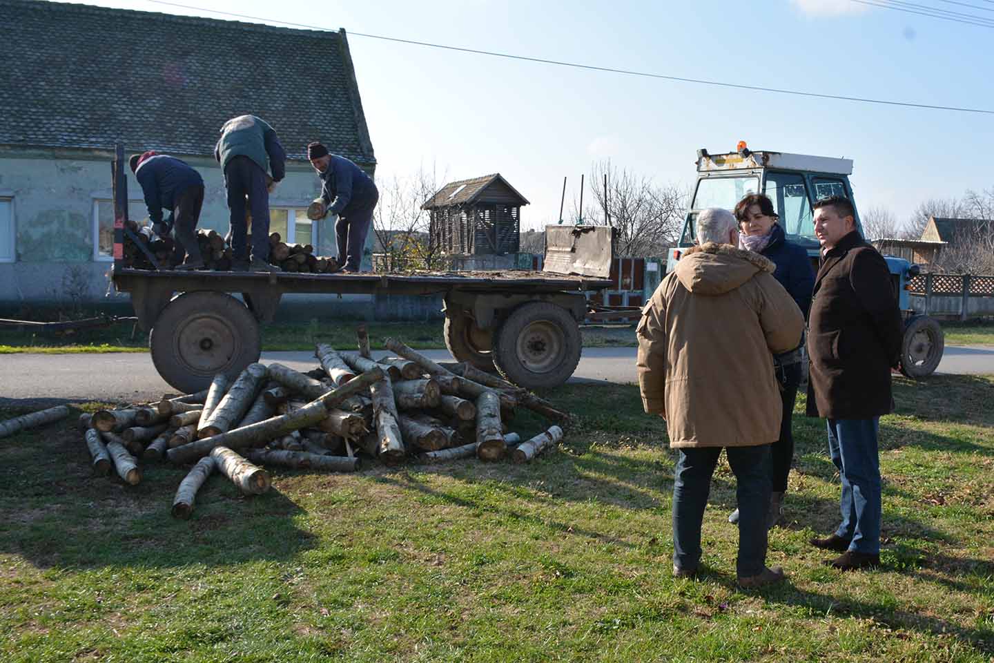 Aktivna socijalna politika: RASPODELA OGREVNIH DRVA ZA SOCIJALNO UGROŽENE PORODICE (VIDEO)