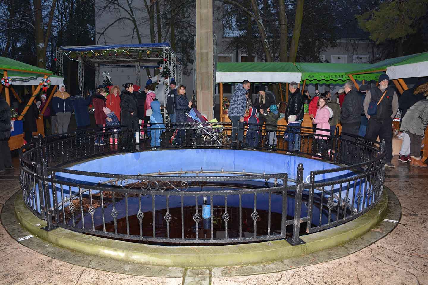 Novogodišnji vašar u Opovu: PRODAJNA IZLOŽBA, MAŽORETKINJE I DEDA MRAZ (VIDEO)