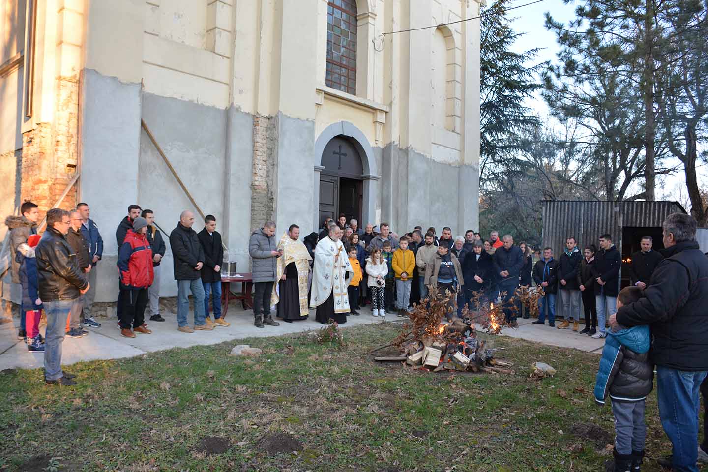 Badnji dan u Opovu: PRIPREMA BOŽIĆNE PEČENICE I PALJENJE BADNJAKA  (VIDEO)