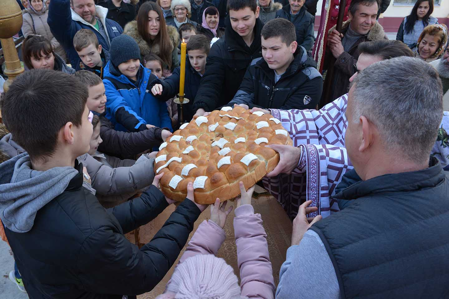 Proslava Božića: BOŽIĆNA ČESNICA U SEFKERINU (VIDEO)